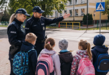 Jutro pierwszy dzwonek. Policja w Koninie przypomina rodzicom o bezpieczeństwie dziec policja i dzieci